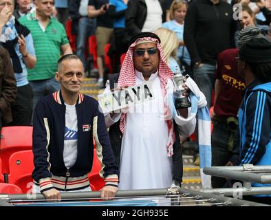 Die Fans von Manchester City blicken auf das Halbfinale des FA Cup zwischen Chelsea und Manchester City zurück, das am 14. April 2013 im Wembley Stadium in London, Großbritannien, ausgetragen wird. Foto: David Klein Stockfoto