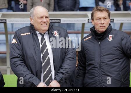 Fulham-Manager Martin Jol (links) und Cheftrainer Michael Lindeman beim Barclays Premier League-Spiel zwischen Aston Villa und Fulham, das am 13. April 2013 im Villa Park in Birmingham, Großbritannien, stattfand. Foto: Malcolm Couzens Stockfoto