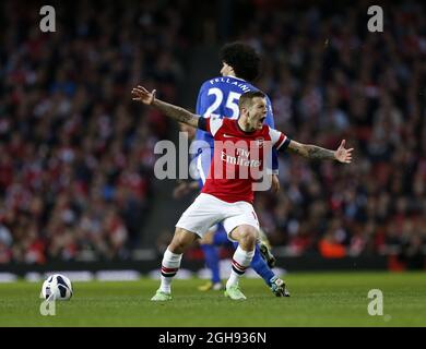 Jack Wilshere von Arsenal appelliert an den Schiedsrichter, nachdem er während des Barclays Premiership-Spiels zwischen Arsenal und Everton im Emirates Stadium, London, am 16. April 2013 mit Evertons Marouane Fellaini zusammengerudert wurde. Stockfoto