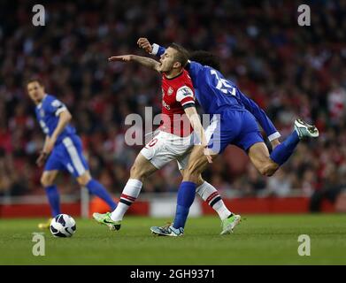 Arsenals Jack Wilshere zwickt sich mit Evertons Marouane Fellaini während des Barclays Premiership-Spiels zwischen Arsenal und Everton im Emirates Stadium, London, am 16. April 2013. Stockfoto