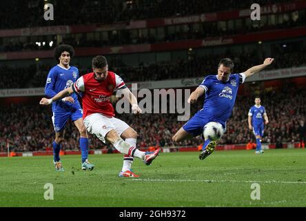 Olivier Giroud von Arsenal feuert während des Barclays Premiership-Spiels zwischen Arsenal und Everton im Emirates Stadium, London, am 16. April 2013 an Evertons Phil Jagielka vorbei. Stockfoto