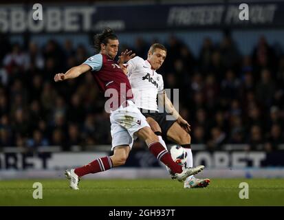 Andy Carroll von West Ham zwickt sich mit Nemanja Vidic von Manchester United während des Spiels der Barclays Premier League zwischen West Ham United und Manchester United am 17. April 2013 in Upton Park, London. Stockfoto