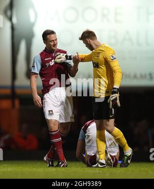 Kevin Nolan von West Ham trifft auf David De Gea von Manchester United während des Spiels der Barclays Premier League zwischen West Ham United und Manchester United am 17. April 2013 in Upton Park, London. Stockfoto