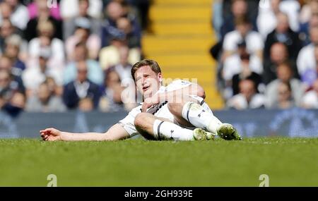 Tottenhams Jan Vertonghen bekommt eine dicke Lippe, nachdem er von Manchester City's Carlos Tevez während des Barclays Premier League-Spiels zwischen Tottenham Hotspur und Manchester City am 21. April 2013 in der White Hart Lane, London, erwischt wurde. Stockfoto