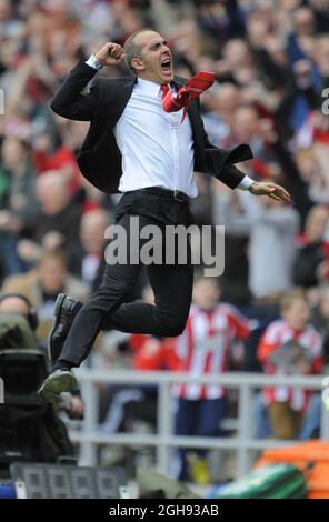 Sunderland-Manager Paolo Di Canio feiert am 20. April 2013 im Stadion of Light in Sunderland den Schlusspfiff beim Barclays Premier League-Spiel zwischen Sunderland und Everton. Stockfoto