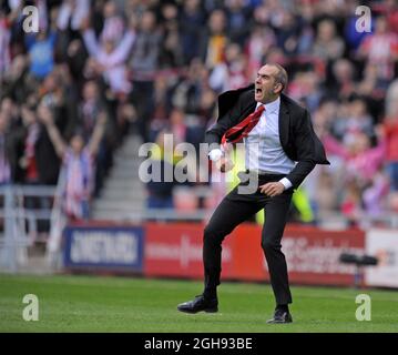 Sunderland-Manager Paolo Di Canio feiert am 20. April 2013 im Stadion of Light in Sunderland den Schlusspfiff beim Barclays Premier League-Spiel zwischen Sunderland und Everton. Stockfoto