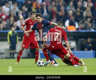 Der Münchner Franck Ribery zerstochen sich mit dem Barcelonas Lionel Messi während des Halbfinales des Ligapokals 1. Etappe zwischen Bayern München und Barcelona am 23. April 2013 in der Allianz Arena in München. Bild: David Klein Stockfoto