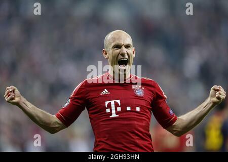 Der Münchner Arjen Robben feiert am 23. April 2013 in der Allianz Arena in München beim Finalpfiff beim Ligapokal-Halbfinale 1. Etappe zwischen Bayern München und Barcelona. Bild: David Klein Stockfoto