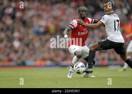 Bacary Sagna aus Arsenal tritt am 28. April 2013 im Emirates Stadium, London, beim Spiel der Barclays Premier League zwischen Arsenal und Manchester United gegen Nani aus Manchester United an. Stockfoto