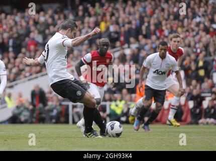 Robin van Persie punktet beim Barclays Premier League-Spiel zwischen Arsenal und Manchester United im Emirates Stadium, London, am 28. April 2013 am Strafpunkt für Manchester United. Stockfoto