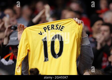 Ein Arsenal-Fan hält während des Barclays Premier League-Spiels zwischen Arsenal und Manchester United im Emirates Stadium, London, am 28. April 2013 ein Van Persie-Shirt in der Luft. Stockfoto