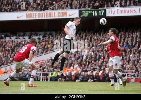 Phil Jones von Manchester United verfehlt das Ziel mit einem Kopfball während des Barclays Premier League-Spiels zwischen Arsenal und Manchester United im Emirates Stadium, London, am 28. April 2013. Stockfoto