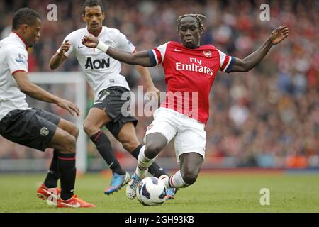 Bacary Sagna aus Arsenal tritt am 28. April 2013 im Emirates Stadium, London, beim Barclays Premier League-Spiel zwischen Arsenal und Manchester United gegen Patrice Evra und Nani aus Manchester United an. Stockfoto