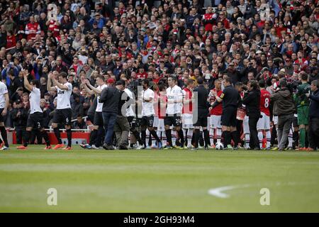 Arsenal-Spieler bilden eine Ehrenwache für Manchester United während des Barclays Premier League-Spiels zwischen Arsenal und Manchester United im Emirates Stadium, London, am 28. April 2013. Stockfoto