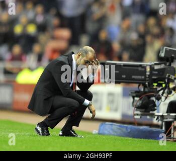 Sunderlands Manager Paolo Di Canio ruht beim Barclays Premier League-Spiel zwischen Sunderland und Stoke City am 06. Mai 2013 im Stadium of Light in Sunderland eine verpasste Chance auf das Tor. Stockfoto