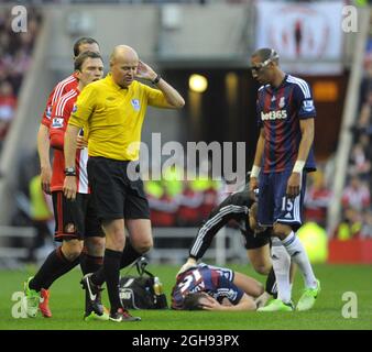 Schiedsrichter Lee Mason (C) ruft Craig Gardner aus Sunderland (L) an, um während des Barclays Premier League-Spiels zwischen Sunderland und Stoke City am 06. Mai 2013 im Stadium of Light in Sunderland eine rote Karte zu zeigen. Stockfoto