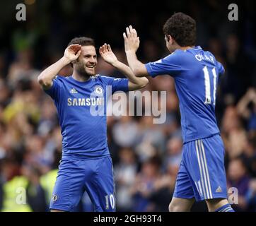 Chelseas Oscar feiert das Eröffnungstor seiner Spielerin mit Juan Mata während des Barclays Premier League-Spiels zwischen Chelsea und Tottenham Hotspur an der Stamford Bridge in London am 8. Mai 2013. Stockfoto