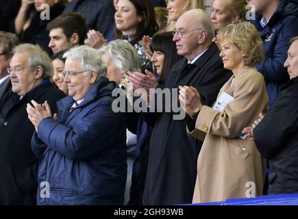 Everton-Vorsitzender Bill Kenwright (zweiter von links) und Partnerin Jenny Seagrove (rechts) begrüßen den scheidenden Manager David Moyes während des Barclays Premier League-Spiels zwischen Everton und West Ham United am 12. Mai 2013 im Goodison Park in Liverpool, England. Stockfoto