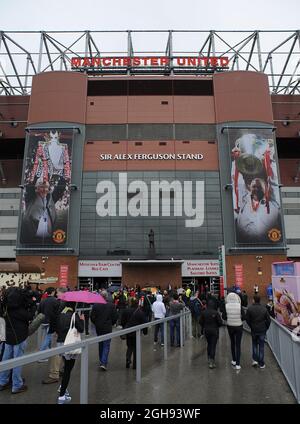 Fans werfen einen Blick auf die neue Statue von Manchester United's Manager Alex Ferguson, als sie am 12. Mai 2013 zum Fußballspiel der englischen Premier League zwischen Manchester United und Swansea City im Old Trafford Stadium in Manchester, Großbritannien, eintreffen. Stockfoto