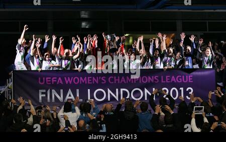 Die Spieler von Wolfsburg feiern mit dem Trophyn beim UEFA Women's Champions League-Finale zwischen dem VfL Wolfsburg und Olympique Lyonnais am 23. Mai 2013 in der Stamford Bridge in London, Großbritannien. Stockfoto