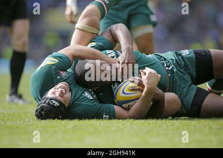 Vereniki Goneva von Leicester Tigers feiert den vierten Versuch des Spiels mit Julian Salvi (links) während der Aviva Premiership, dem Final Match zwischen Leicester Tigers und Northampton Saints am 25. Mai 2013 im Twickenham Stadium in London. Stockfoto