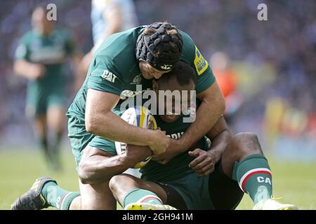 Vereniki Goneva von Leicester Tigers feiert den vierten Versuch des Spiels mit Julian Salvi (links) während der Aviva Premiership, dem Final Match zwischen Leicester Tigers und Northampton Saints am 25. Mai 2013 im Twickenham Stadium in London. Stockfoto