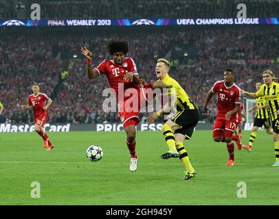 Der Dortmunder Marco Reus wird am 25. Mai 2013 beim UEFA Champions League-Finale zwischen Borussia Dortmund und Bayern München im Wembley-Stadion in London, Großbritannien, vom Münchner Dante wegen einer Strafe verurteilt. Pic David Klein. Stockfoto