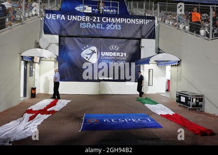 Die Flaggen Englands und Italiens werden vor dem Fußballspiel der UEFA European U21 Soccer Championship Group A zwischen England und Italien am Mittwoch, den 5. Juni 2013, im Bloomfield-Stadion in Tel Aviv, Israel, ausgestanzt. Stockfoto