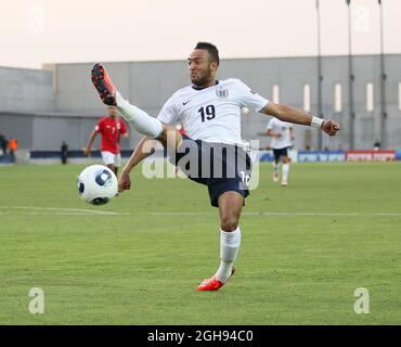 Der englische Nathan Redmond verpasst den Ball während des UEFA U21 Championship 2013-Spiels zwischen England und Norwegen am 8. Juni 2013 im Ha Moshava Stadium, Petah Tikva, in Israel. Bild: David Klein Stockfoto