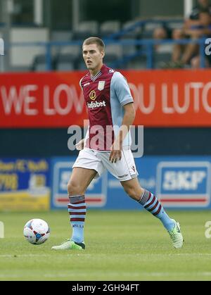 Gary Gardner von Aston Villa in Aktion während des Vorsaison-Freundschaftsspiels zwischen Luton Town und Aston Villa in der Kenilworth Road am 23. Juli 2013 in Luton, England. David Klein Stockfoto