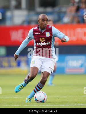 Fabian Delph von Aston Villa in Aktion beim Freundschaftsspiel vor der Saison zwischen Luton Town und Aston Villa in der Kenilworth Road am 23. Juli 2013 in Luton, England. David Klein Stockfoto