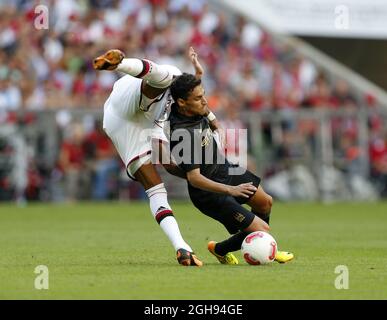 Kevin Prince Boateng von AC Mailand tötelt mit Jesus Navas von Manchester City während des Audi-Cup-Spiels zwischen AC Mailand und Manchester City in der Allianz Arena in München am 31. Juli 2013. Stockfoto