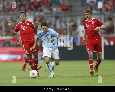 Thiago Alcantara von Bayern München zerstoert mit Stevan Jovetic von Manchester City während des Audi-Cup-Spiels zwischen Bayern München und Manchester City, das am 1. August 2013 in der Allianz Arena in München stattfand. Stockfoto