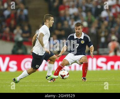 Der Engländer Jack Wilshere tötelt mit dem schottischen James Morrison während des Freundschaftsspiel von Vauxhall International zwischen England und Schottland, das am 14. August 2013 im Wembley Stadium in London, Großbritannien, stattfand. Stockfoto