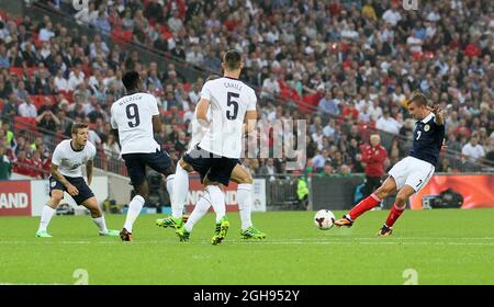 Der schottische James Morrison erzielte beim Freundschaftsspiel von Vauxhall International zwischen England und Schottland, das am 14. August 2013 im Wembley Stadium in London, Großbritannien, stattfand, sein Tor zur Eröffnung seiner Seite. Stockfoto