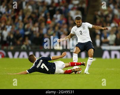 Der englische Kyle Walker tust mit dem schottischen James Morrison während des Freundschaftsspiel von Vauxhall International zwischen England und Schottland, das am 14. August 2013 im Wembley Stadium in London, Großbritannien, stattfand. Stockfoto