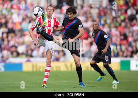 Stoke's Peter Crouch und Mile Jedinak von Crystal Palace kämpfen während des Barclays Premier League-Spiels zwischen Stoke City und Crystal Palace am 24. August 2013 im Britannia Stadium in Manchester, Großbritannien. Stockfoto