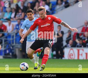 Aron Gunnarsson von Cardiff City hat Sergio Aguero von Manchester City während des Barclays Premier League-Spiels zwischen Cardiff City und Manchester City am 25. August 2013 im Cardiff City Stadium in Cardiff, Wales, enteignet. Stockfoto