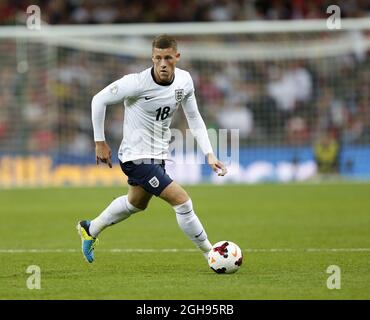 Der englische Ross Barkley ist bei seinem Debüt während des Qualifikationsspiel der FIFA-Weltmeisterschaft 2014, Gruppe H zwischen England und Moldawien, am 6. September 2013 im Londoner Wembley-Stadion in Aktion. Stockfoto