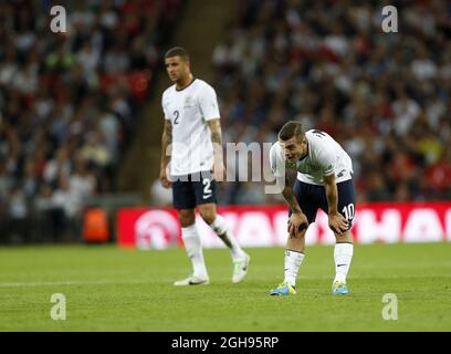 Der englische Jack Wilshere schaut am 6. September 2013 im Wembley-Stadion in London auf das Spiel der FIFA-Weltmeisterschaft 2014 in der Gruppe H zwischen England und Moldawien zu. Stockfoto