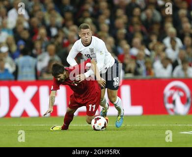 Der englische Ross Barkley tötelt mit dem moldawischen Sergehei Georghiev während des FIFA-WM-Qualifikationsspiels 2014 zwischen England und Moldawien am 6. September 2013 im Londoner Wembley-Stadion. Stockfoto