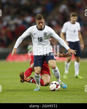 Der englische Ross Barkley ist bei seinem Debüt während des Qualifikationsspiel der FIFA-Weltmeisterschaft 2014, Gruppe H zwischen England und Moldawien, am 6. September 2013 im Londoner Wembley-Stadion in Aktion. Stockfoto