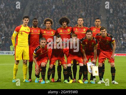 Belgien Team Gruppe hinten Reihe von links Thibaut Courtois, Christian Benteke, Axel Witsel, Marouane Fellaini, Daniel van Buyten, Nacer Chadli aus Belgien. Erste Reihe von links Toby Alderweireld, Steven Defour, Kevin De Bruyne, Jan Vertonghen und Nicolas Lombaerts aus Belgien während des FIFA World Cup Qualifying 2014, Gruppe A Spiel zwischen Schottland und Belgien im Hampden Park Stadium in Glasgow, Schottland am 6. September 2013. Stockfoto