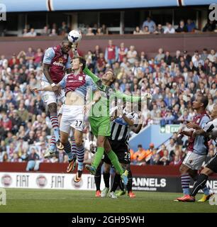 Christian Benteke erzielt das erste Tor des Spiels für Aston Villa während des Barclays Premier League-Spiels zwischen Aston Villa und Newcastle United, das am 14. September 2013 im Villa Park-Stadion in Birmingham, Großbritannien, stattfand. Foto Malcolm Couzens. Stockfoto