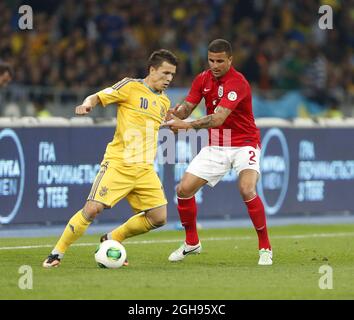 Yevhen Konoplianka aus der Ukraine zerstoert mit Kyle Walker aus England während des FIFA-WM-Qualifying-Spiels der Gruppe H zwischen der Ukraine und England, das am 10. September 2013 im Olympiastadion in Kiew, Ukraine, stattfand. Fotografieren Sie David Klein. Stockfoto