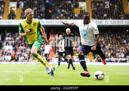 Tottenhams Danny Rose Gerät während des Barclays Premier League-Spiels zwischen Tottenham Hotspur und Norwich City am 14. September 2013 in der White Hart Lane, London, unter den Druck von Michael Turner aus Norwich City. PIC Charlie Forgham-BaileySportimage. Stockfoto