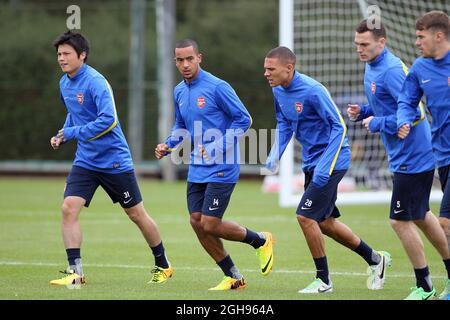 Theo Walcott und Kieran Gibbs von Arsenal während einer Trainingseinheit zum UEFA Champions League-Spiel in London Colney in London, England, am 17. September 2013. David Klein Stockfoto