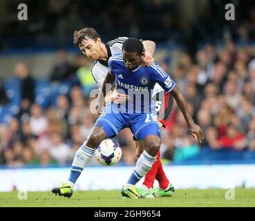 Chelseas Samuel Eto'o tötelt mit Fulhams Fernando Amorebieta während des Spiels der Barclays Premier League zwischen Chelsea und Fulham im Stamford Bridge Stadium in London, Großbritannien, am 21. September 2013. Pic David Klein. Stockfoto