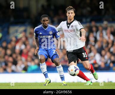 Chelseas Samuel Eto'o tötelt mit Fulhams Fernando Amorebieta während des Spiels der Barclays Premier League zwischen Chelsea und Fulham im Stamford Bridge Stadium in London, Großbritannien, am 21. September 2013. Pic David Klein. Stockfoto