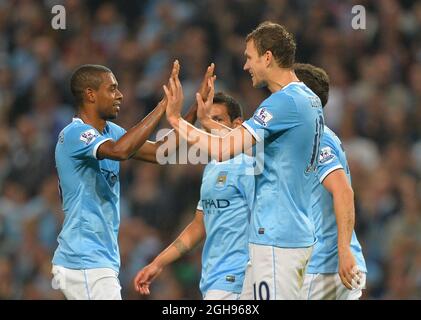 Torschütze Edin Dzeko von Manchester City feiert den ersten Torstand mit Provider Fernandinho während des Capital One Cup, dem Spiel der dritten Runde zwischen Manchester City und Wigan Athletic am 24. September 2013 im Etihad Stadium in Manchester. Stockfoto